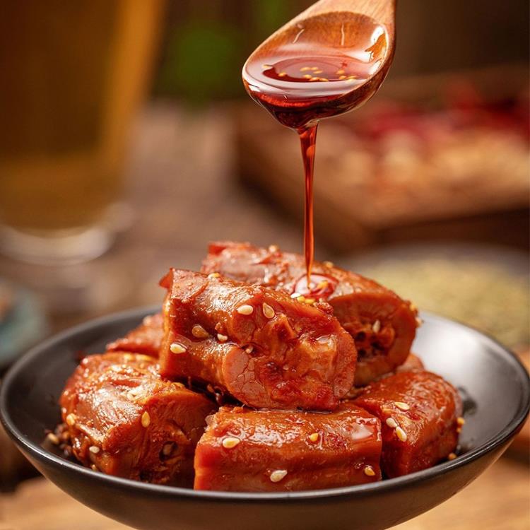 选用自有养殖基地的樱桃谷鸭,拒绝冷冻鸭精心挑选鸭脖,有骨有肉,肉质