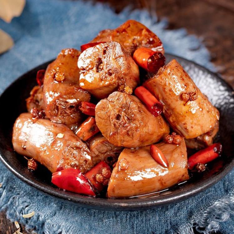 选用自有养殖基地的樱桃谷鸭,拒绝冷冻鸭精心挑选鸭脖,有骨有肉,肉质