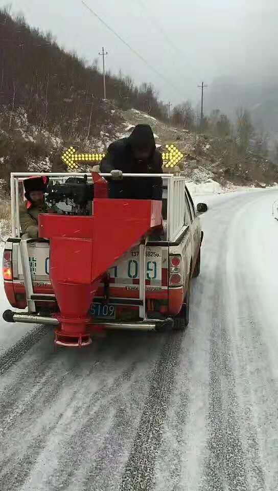 小型融雪剂撒布机车挂式除雪撒布机汽油撒盐机