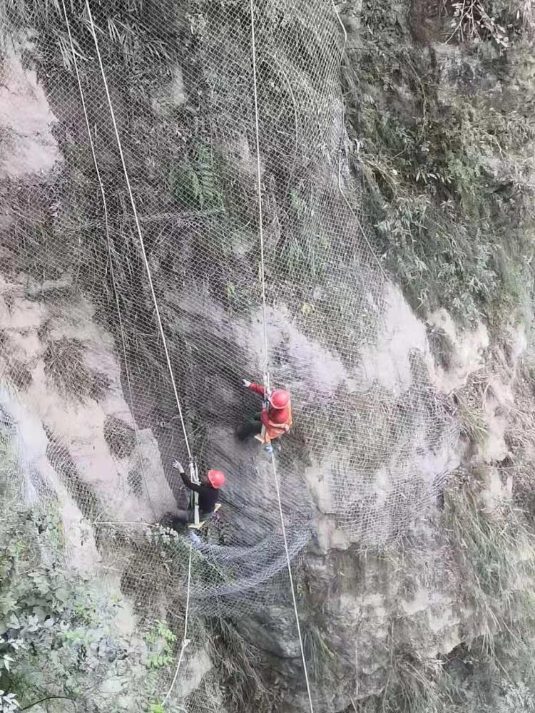 贵州都匀sns柔性防护网用在山区高速公路边坡防护安装中~