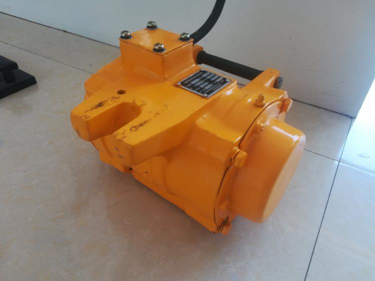 电源将电机频率调制成高速旋转并带动偏心轮做圆周运动,从而产生振动