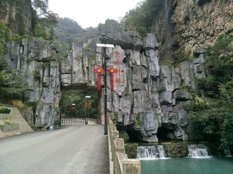 湖南大型景區(qū)塑石假山瀑布施工 張家界主題公園假山造型別致唯美