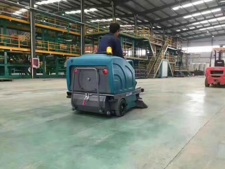 邯鄲駕駛式掃地機 全封閉掃地車 小型清掃車 駕駛式洗地車供應