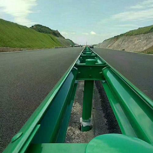 安徽廬江國標熱鍍鋅噴塑波形護欄板工廠價格