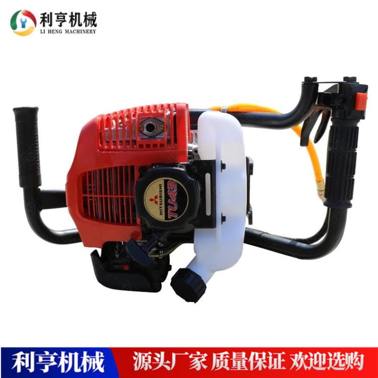 一人拿著手持式巖芯取樣鉆機 便攜式背包鉆機 輕便易操