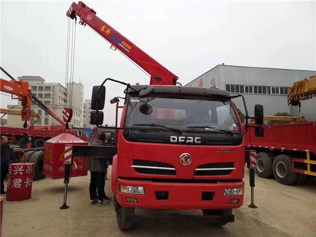 國六6.3噸福瑞卡隨車吊拉挖機(jī)