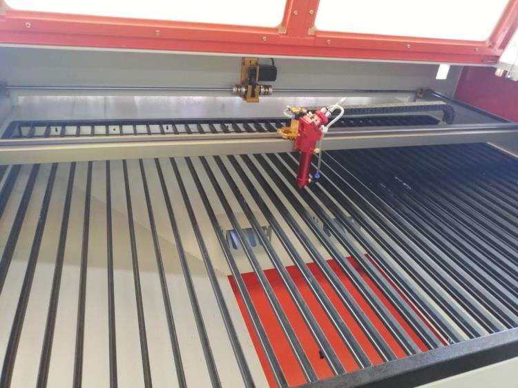 深圳貼布繡激光切割機