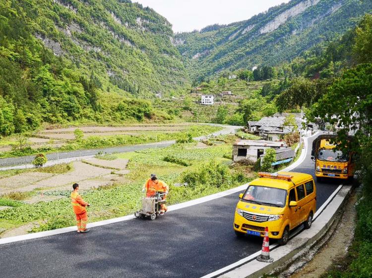 云南山區(qū)道路劃線施工企業(yè) 昭通公路標線公司 馬路劃線漆