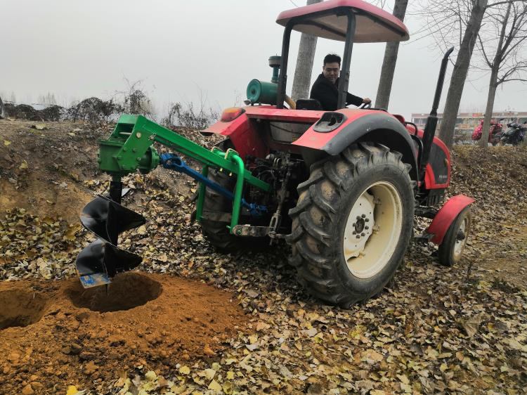 河南華豫拖拉機帶樹坑機種樹挖坑機