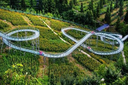 玻璃滑道投資造價 戶外高空玻璃水滑道 景區(qū)實地高空玻璃漂流
