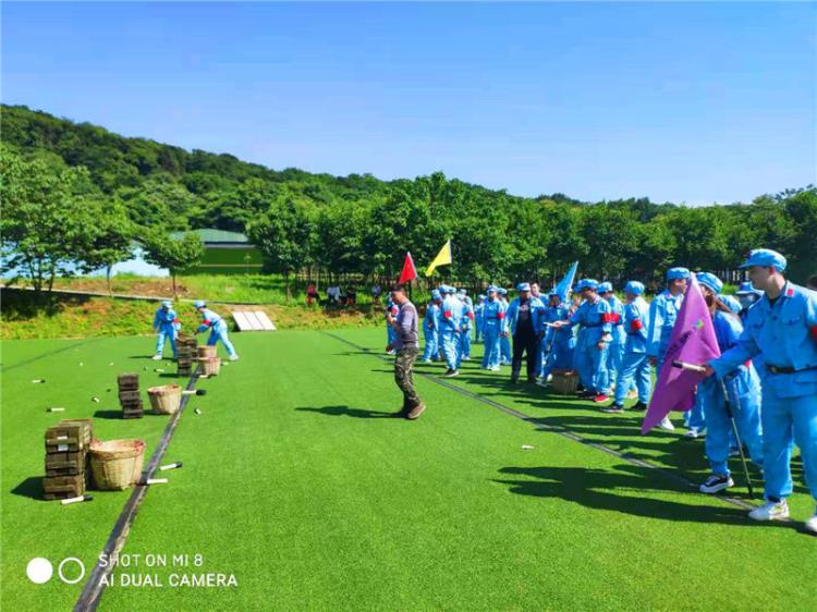 黨的旗幟引人入勝江岸紅色景點(diǎn)給你花樣